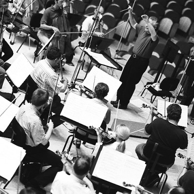 Jorge Mester, Alberto Mizrahi, and members of the Barcelona Symphony-National Orchestra of Catalonia